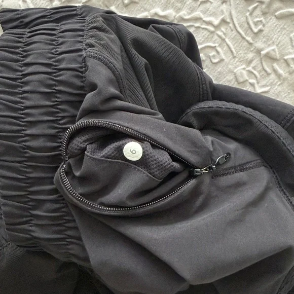 lululemon athletica Hotty Hot Low-Rise Unlined Short 2.5" Black Shorts Sz 6 - Picture 12 of 13